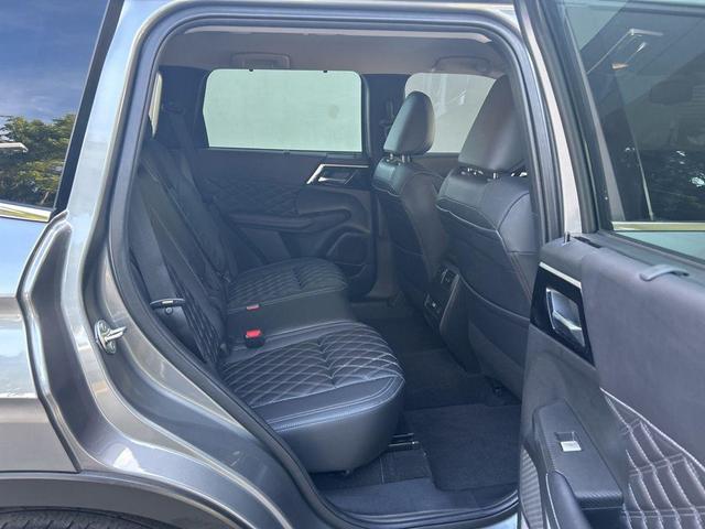 Photo of 2023 Silver Mitsubishi Outlander