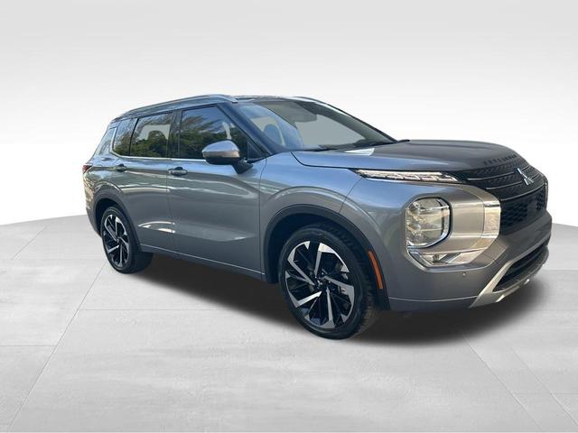 Photo of 2023 Silver Mitsubishi Outlander