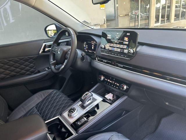 Photo of 2023 Silver Mitsubishi Outlander