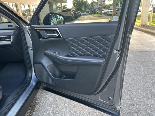 Photo of 2023 Silver Mitsubishi Outlander