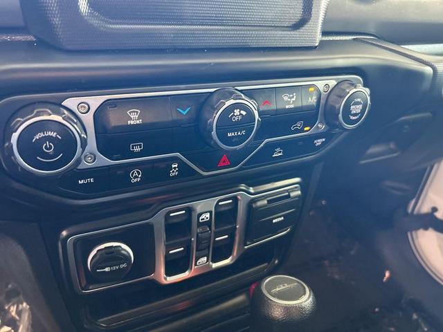 Photo of 2023 Bright White Clearcoat Jeep Gladiator