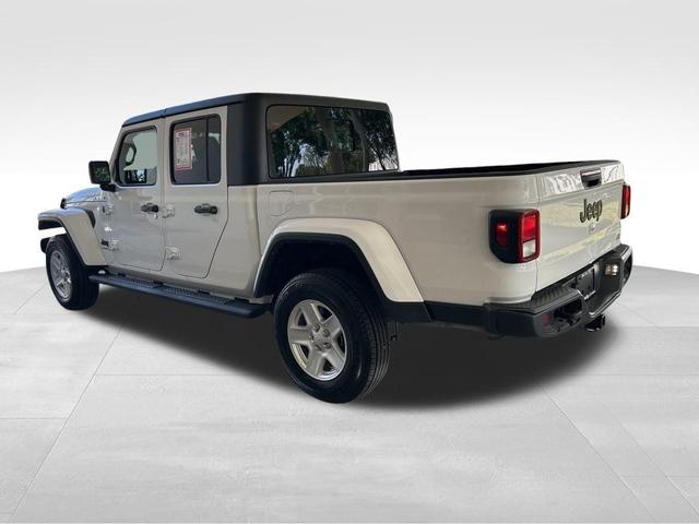 Photo of 2023 Bright White Clearcoat Jeep Gladiator