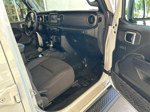 Photo of 2023 Bright White Clearcoat Jeep Gladiator