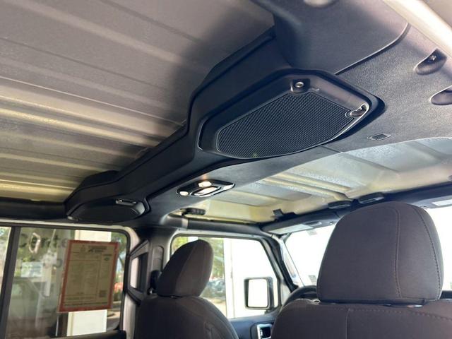 Photo of 2023 Bright White Clearcoat Jeep Gladiator
