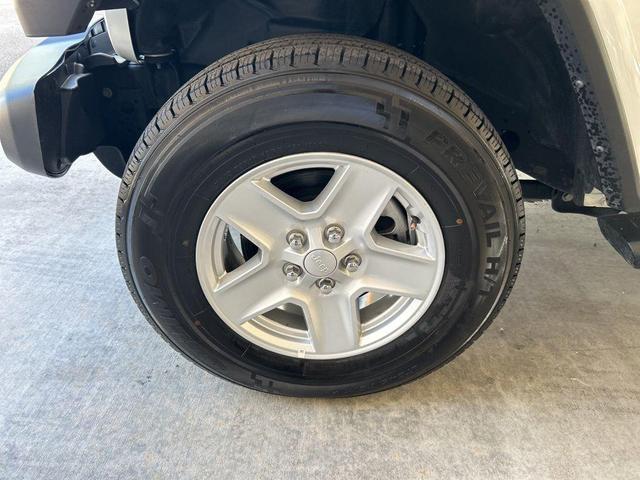 Photo of 2023 Bright White Clearcoat Jeep Gladiator