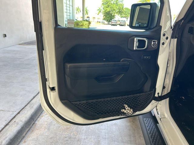 Photo of 2023 Bright White Clearcoat Jeep Gladiator