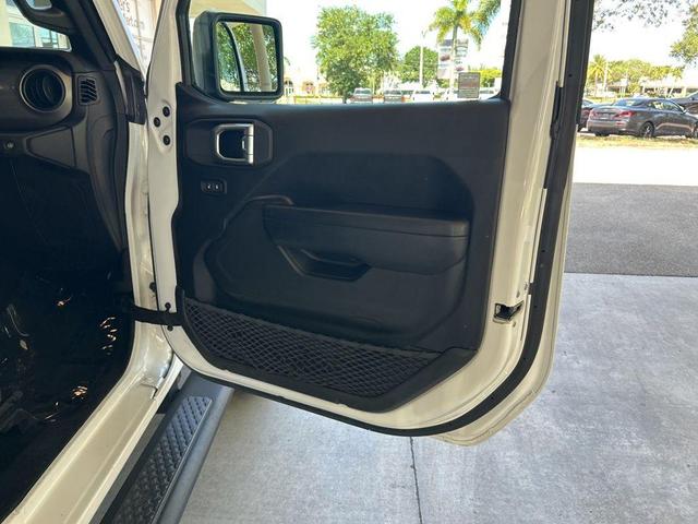 Photo of 2023 Bright White Clearcoat Jeep Gladiator