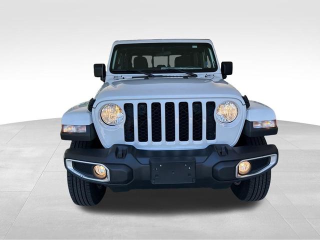 Photo of 2023 Bright White Clearcoat Jeep Gladiator