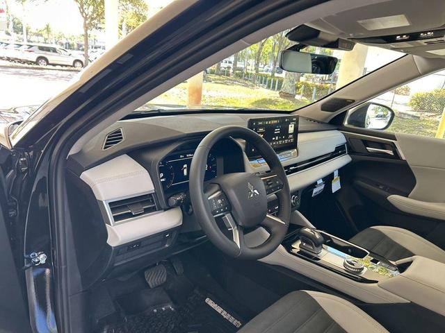 Photo of 2025 Black Diamond Mitsubishi Outlander