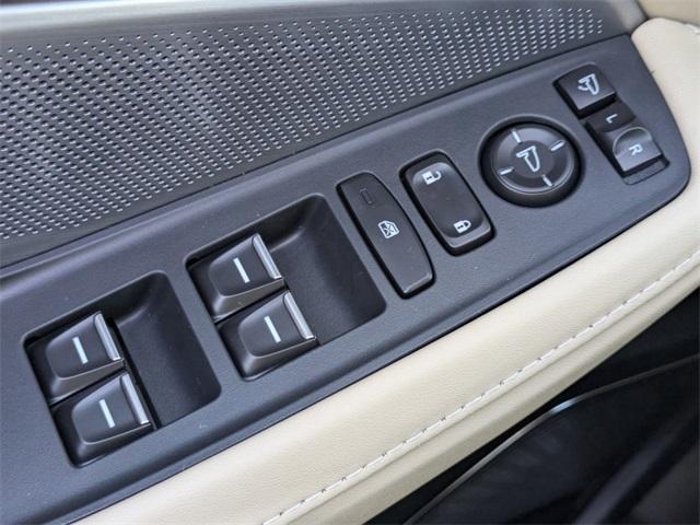 Photo of 2025 White Acura MDX