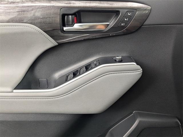 Photo of 2024 Celestial Silver Metallic Toyota Highlander