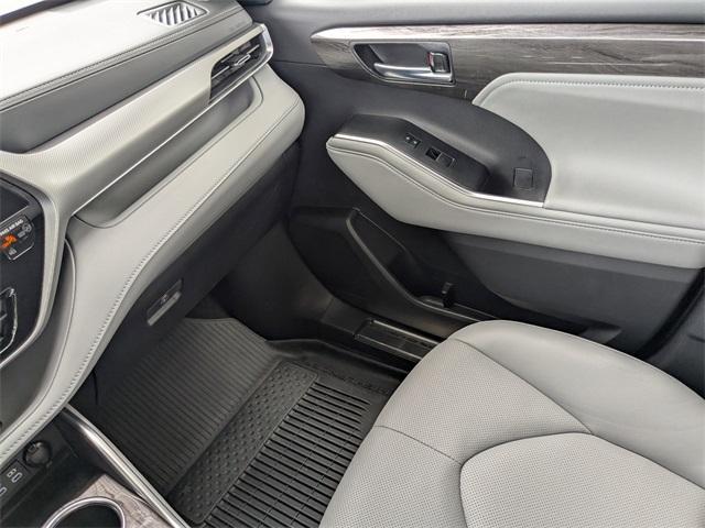 Photo of 2024 Celestial Silver Metallic Toyota Highlander