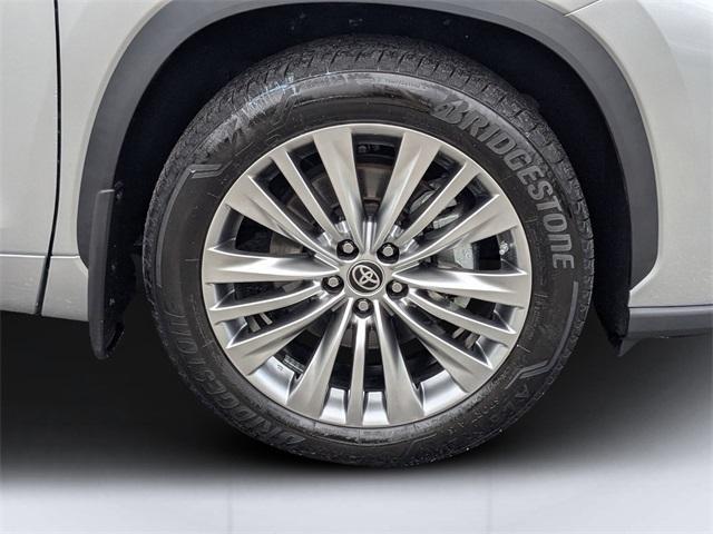 Photo of 2024 Celestial Silver Metallic Toyota Highlander