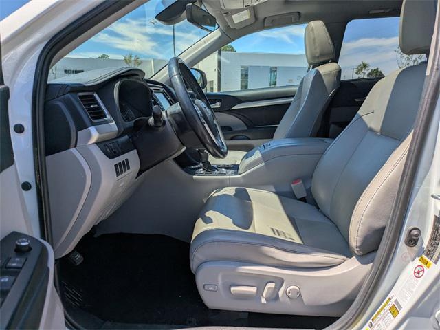 Photo of 2019 Blizzard Pearl Toyota Highlander