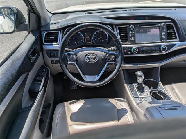 Photo of 2019 Blizzard Pearl Toyota Highlander