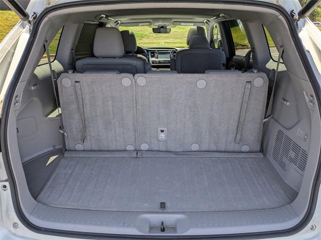 Photo of 2019 Blizzard Pearl Toyota Highlander
