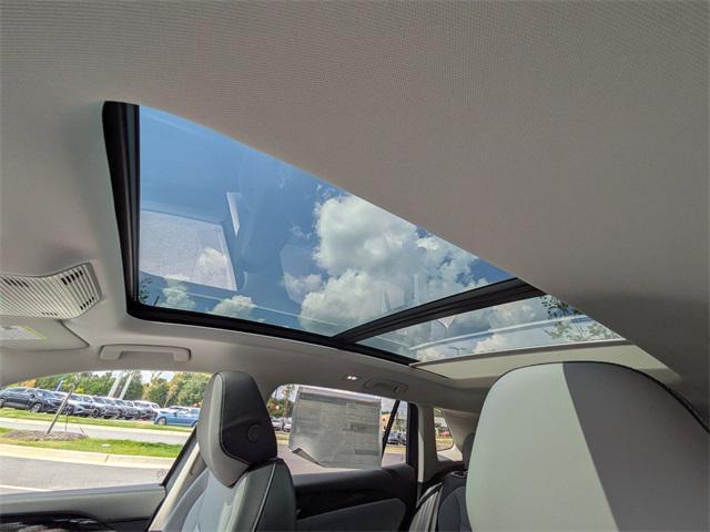 Photo of 2025 Deep Black Pearl Effect Volkswagen Tiguan
