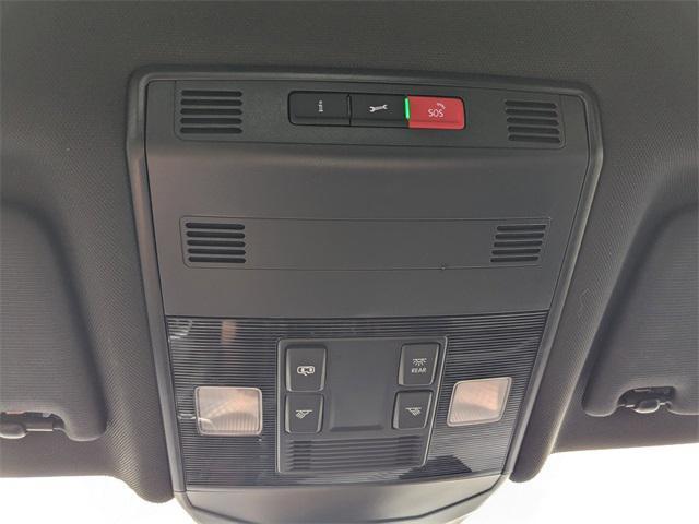 Photo of 2024 Pure White Volkswagen Jetta GLI