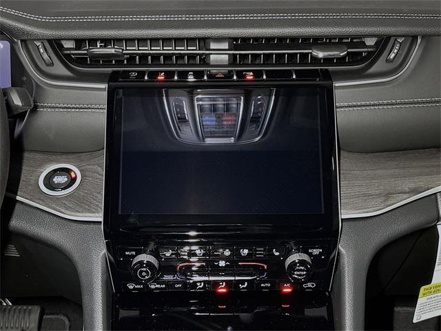 Photo of 2025 Diamond Black Crystal Pearlcoat Jeep Grand Cherokee