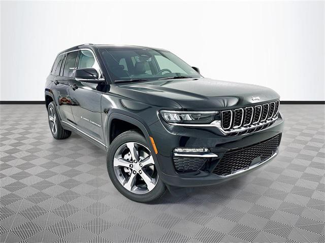 Photo of 2025 Diamond Black Crystal Pearlcoat Jeep Grand Cherokee