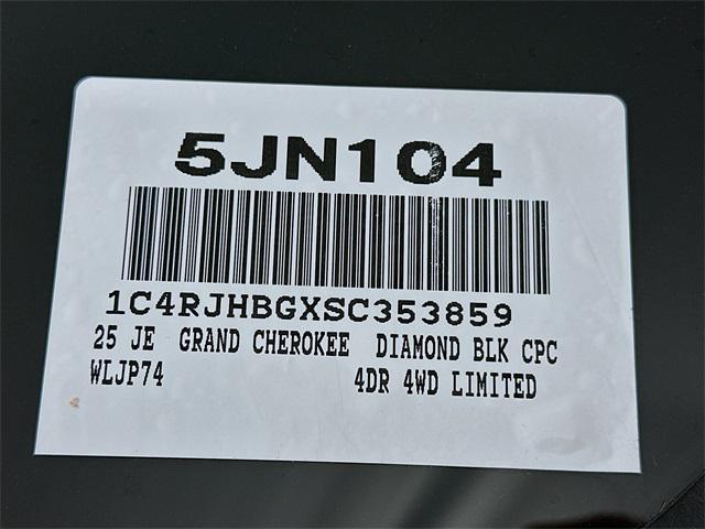 Photo of 2025 Diamond Black Crystal Pearlcoat Jeep Grand Cherokee