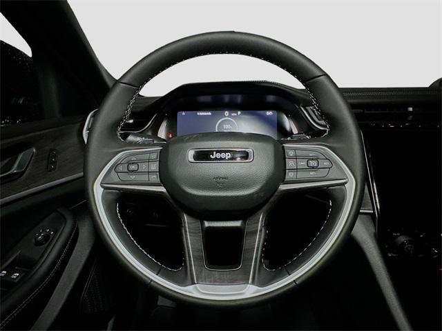 Photo of 2025 Diamond Black Crystal Pearlcoat Jeep Grand Cherokee