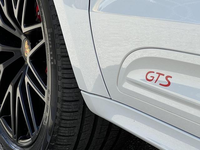 Photo of 2022 Carrara White Metallic Porsche Macan