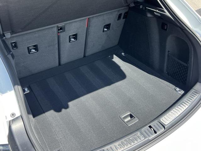 Photo of 2022 Carrara White Metallic Porsche Macan