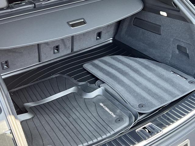 Photo of 2024 Chromite Black Metallic Porsche Cayenne