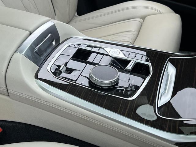 Photo of 2023 Mineral White Metallic BMW X7