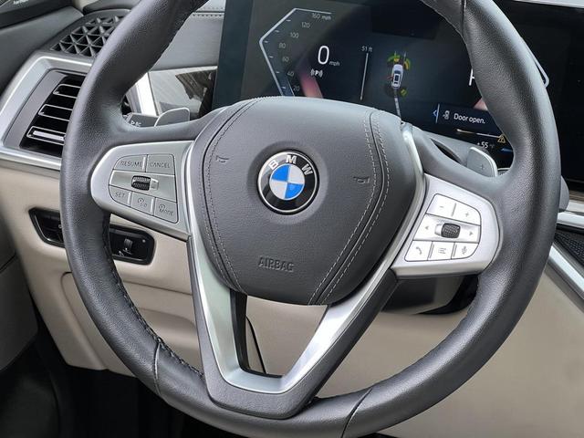 Photo of 2023 Mineral White Metallic BMW X7