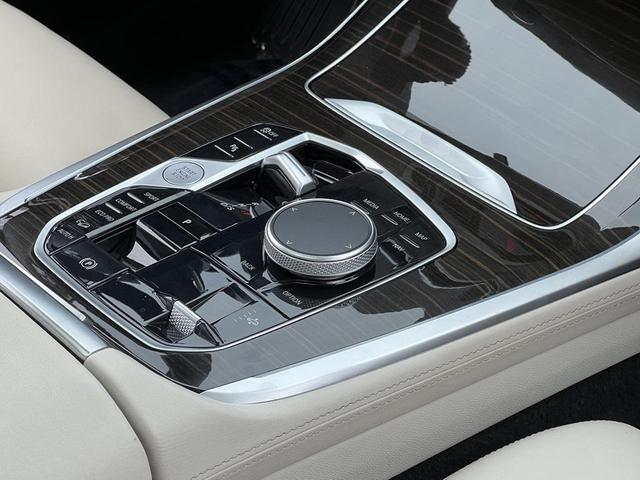 Photo of 2023 Mineral White Metallic BMW X7