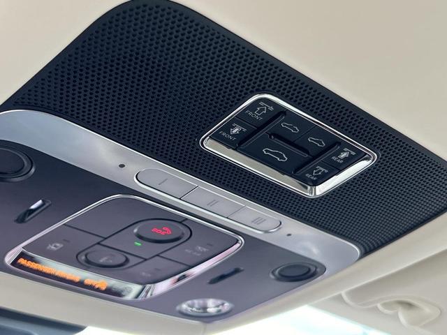 Photo of 2022 White Bentley Flying Spur
