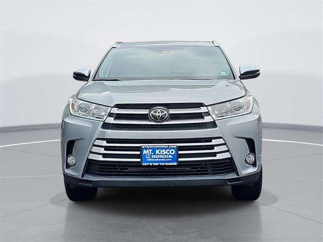 Photo of 2018 Silver Toyota Highlander