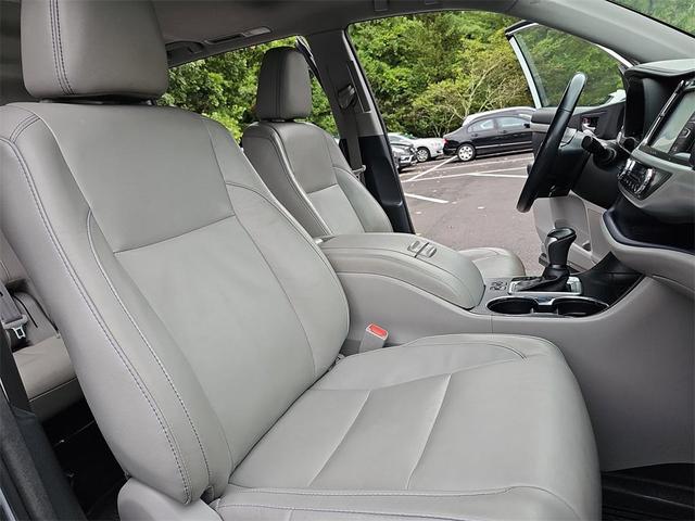 Photo of 2018 Silver Toyota Highlander