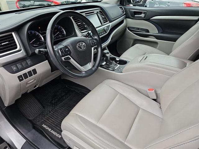 Photo of 2018 Silver Toyota Highlander