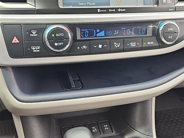 Photo of 2018 Silver Toyota Highlander