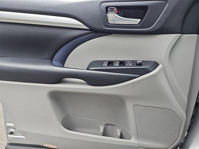 Photo of 2018 Silver Toyota Highlander