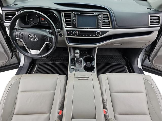 Photo of 2018 Silver Toyota Highlander