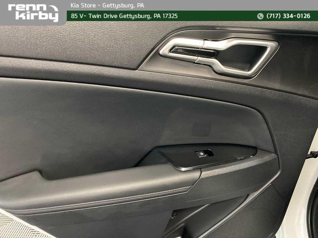 Photo of 2025 Snow White Pearl Kia Sportage Hybrid