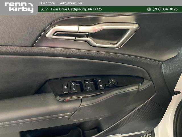 Photo of 2025 Snow White Pearl Kia Sportage Hybrid