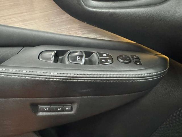 Photo of 2017 Magnetic Black Metallic Nissan Murano