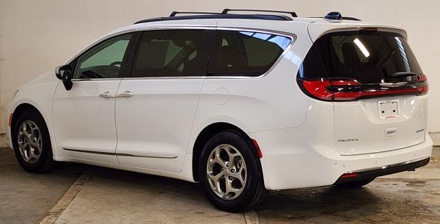 Photo of 2023 Bright White Clearcoat Chrysler Pacifica