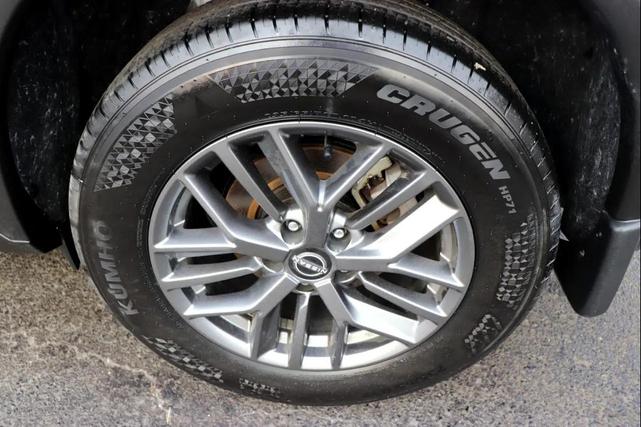Photo of 2023 Glacier White Nissan Rogue