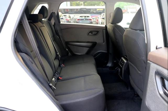 Photo of 2023 Glacier White Nissan Rogue