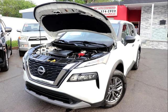 Photo of 2023 Glacier White Nissan Rogue