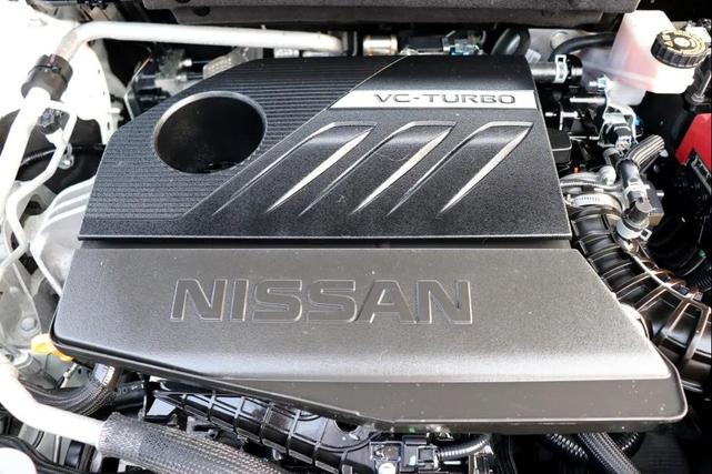 Photo of 2023 Glacier White Nissan Rogue