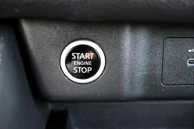 Photo of 2023 Glacier White Nissan Rogue