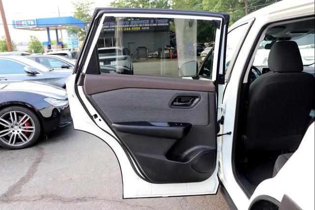 Photo of 2023 Glacier White Nissan Rogue