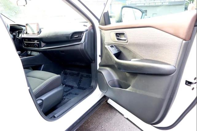 Photo of 2023 Glacier White Nissan Rogue